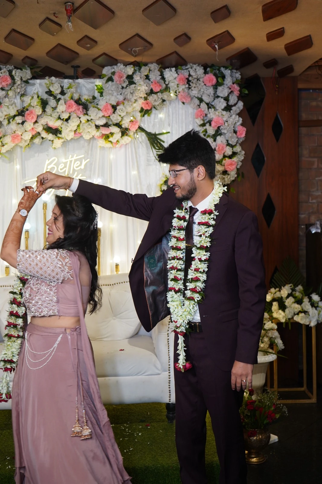 Anmol and Aishwarye dancing at their engagement